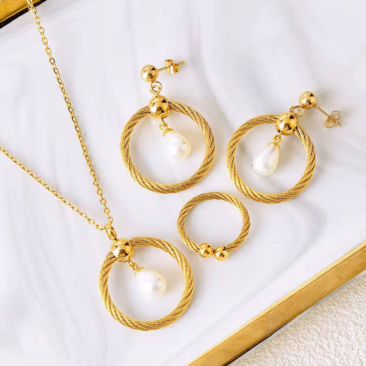 Parure Solitaire Perliculture 3 Pièces – Collier, Bague et Boucles Élégantes | Perles Blanches Chic | طقم سوليتير بيرلكلتور 3 قطع – كوليي، خاتم، ومانڨوشة راقية