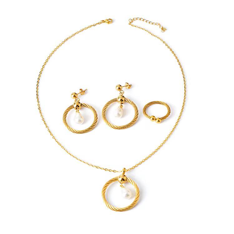 Parure Solitaire Perliculture 3 Pièces – Collier, Bague et Boucles Élégantes | Perles Blanches Chic | طقم سوليتير بيرلكلتور 3 قطع – كوليي، خاتم، ومانڨوشة راقية