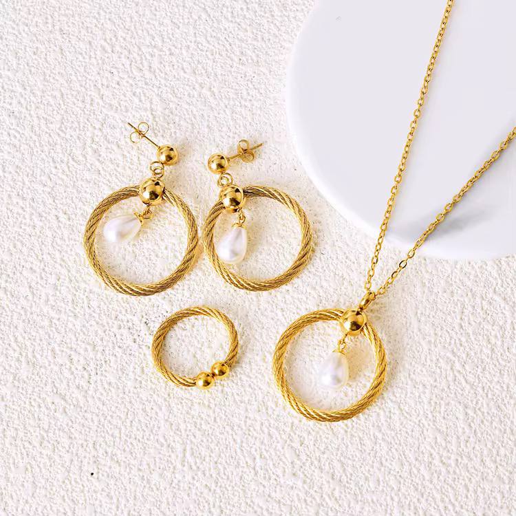 Parure Solitaire Perliculture 3 Pièces – Collier, Bague et Boucles Élégantes | Perles Blanches Chic | طقم سوليتير بيرلكلتور 3 قطع – كوليي، خاتم، ومانڨوشة راقية