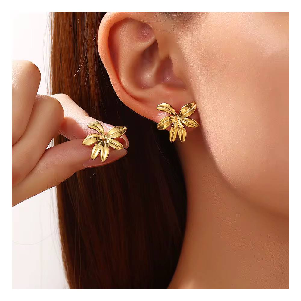 Boucles d’Oreilles Feuille Dorées – Style Nature Élégant | Bijou Léger Tendance 2025