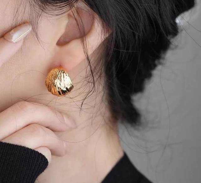 Boucles d’Oreilles Boule – Style Girly et Chic | Bijou Minimaliste Tendance 2025