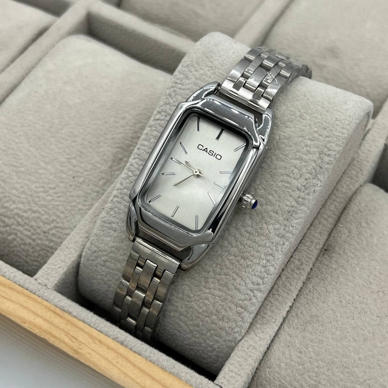 Montre Femme Casio Rectangulaire – Tons Or & Argent Élégants ساعة كاسيو نسائية مستطيلة – بلون ذهبي ولا فضي أنيق