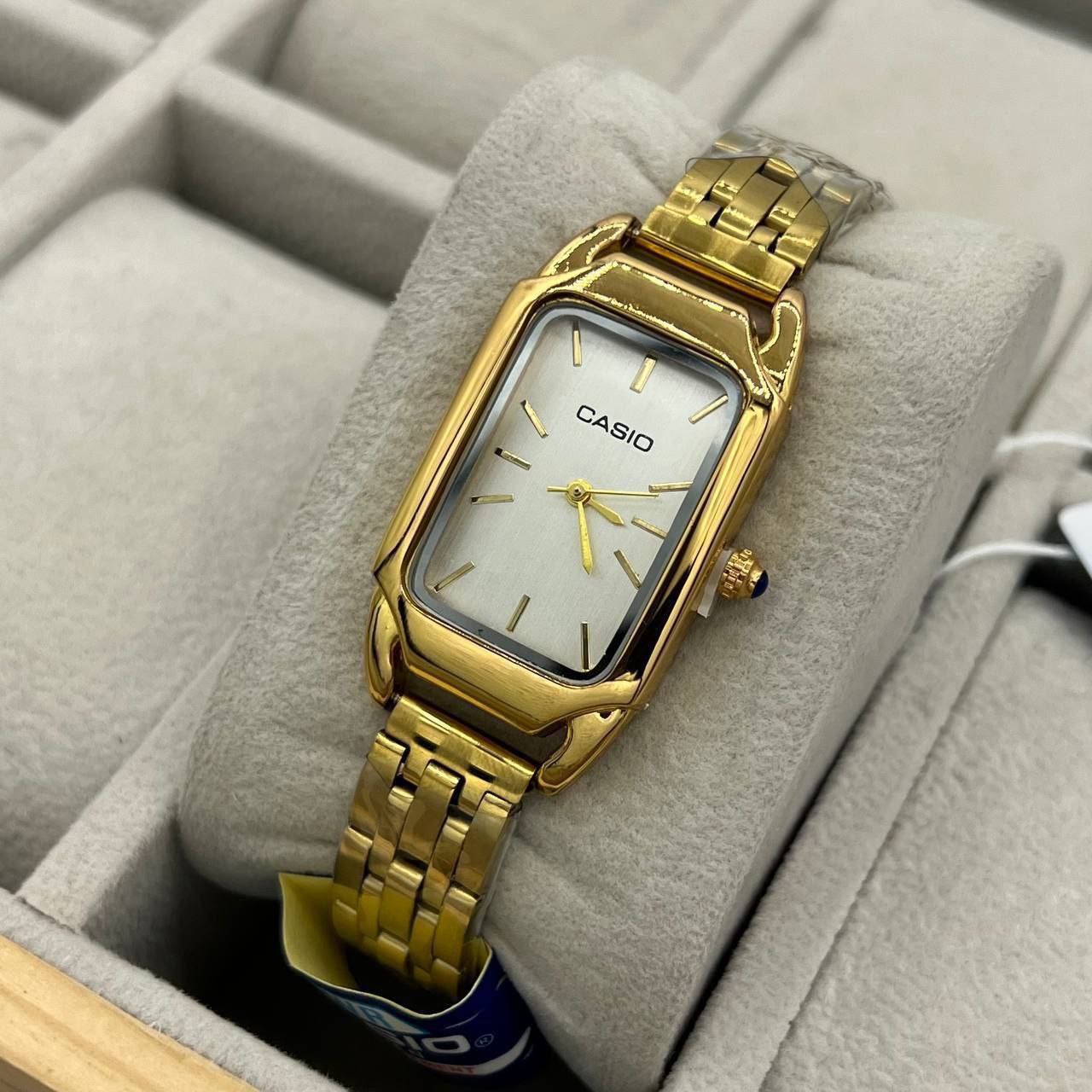 Montre Femme Casio Rectangulaire – Tons Or & Argent Élégants ساعة كاسيو نسائية مستطيلة – بلون ذهبي ولا فضي أنيق